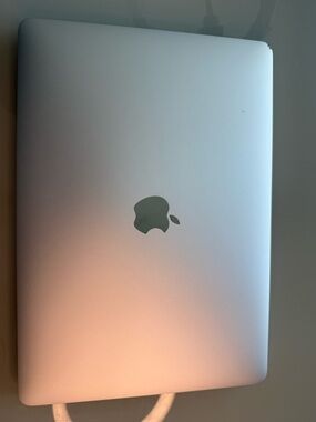 MacBook Pro 13 inch 2020 4 thunderbolt (USB C) intel i5